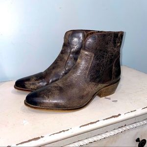 Diba Tru genuine leather, pointed toe, side zipper, worn looking short boots